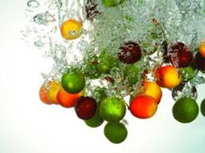 Овошен пилинг со овошни киселини, благодарение на што се обновуваат клетките на кожата